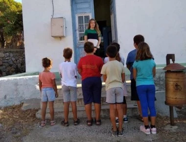 Η δασκάλα με τα χρυσά μαλλιά! Κάθε μέρα πάει με βαρκούλα στη Τέλενδο να διδάξει τα παιδιά (φώτο)